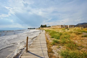 10 pomysłów na dekorację wynajętych krzeseł, które zachwycą gości